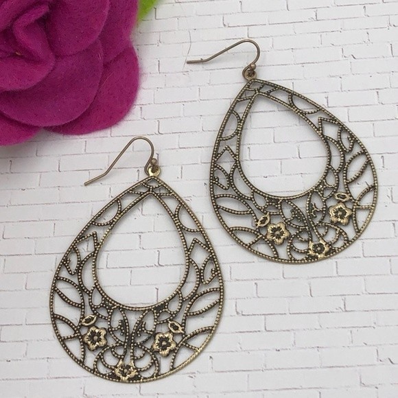 🍀 Gold Filigree Teardrop Earrings - Picture 1 of 2